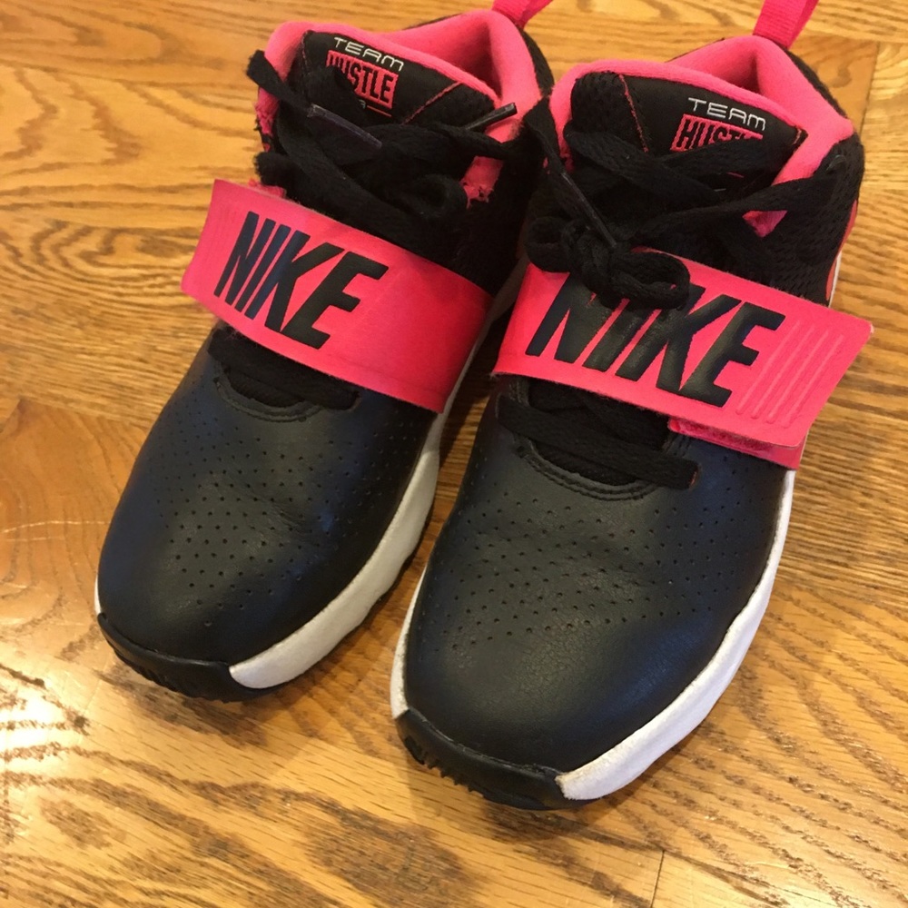 Girls Nike basketball sneakers- Nike Team Hustle